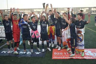 El Real Madrid se proclama campeón alevín en un torneo que recibió una visita 'mundial'