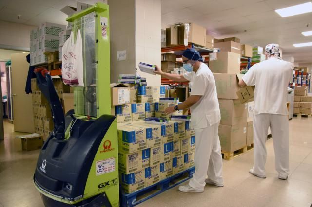 Imagen de archivo de una de las entregas de material sanitario al Hospital de Talavera