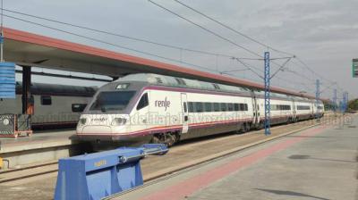 Más de una hora y media de retraso y dos desvíos: el viaje caótico del tren Badajoz-Talavera-Madrid