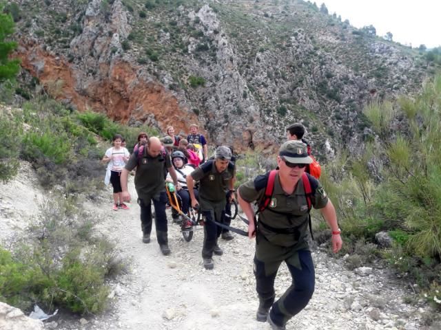 La Junta apuesta por la práctica del senderismo inclusivo con la colaboración del Cuerpo de Agentes Medioambientales