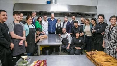 Jóvenes en riesgo de exclusión encuentran empleo gracias a la Escuela de Hostelería 'Semillas', de Carlos Maldonado