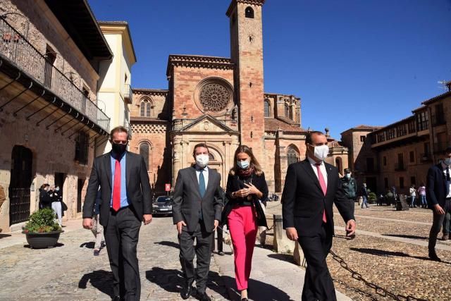 Page con miembros de su gobierno paseando por Sigüenza esta mañana