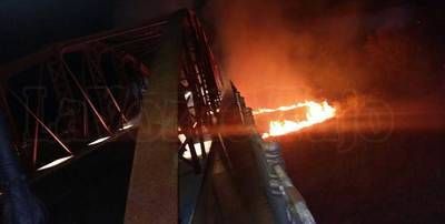 Un espectacular incendio se produce junto al Puente Reina Sofía de Talavera