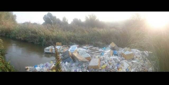 Monumental y vergonzoso tapón de basura en el Guadarrama