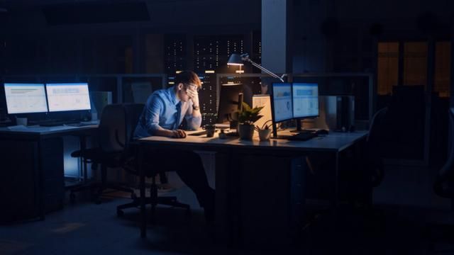 Los empleados que trabajan con la IA sufren mas insomnio y aumentan el consumo de alcohol