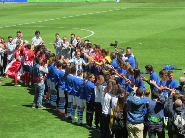 Pasillo de sus compañeras en su despedida de la Real Sociedad