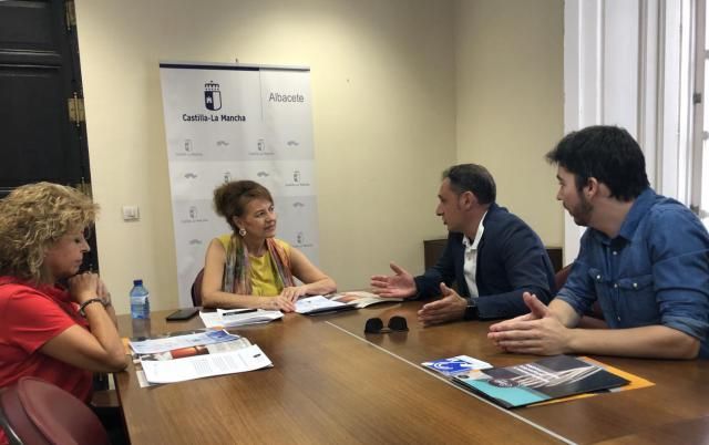 La consejera de Bienestar Social, Aurelia Sánchez durante la reunión.