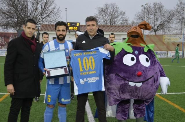 El capitán del Formac Villarrubia cumplió ante el San Fernando 100 partidos con la elástica blanquiazul.