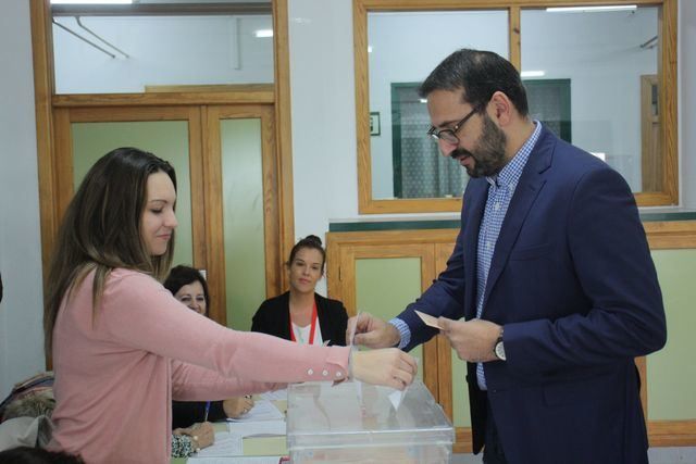 El candidato socialista votando.