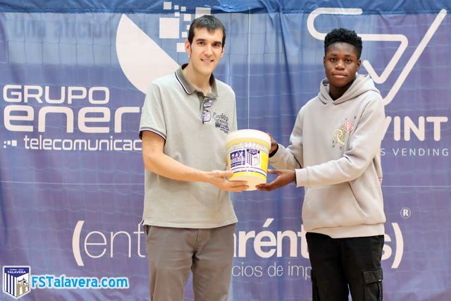 Zion recibe el trofeo 'Max color' al mejor jugador de la temporada