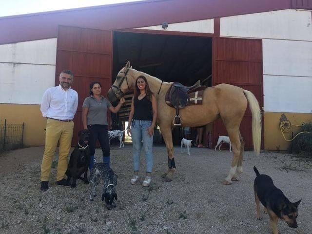 La concejala de Deportes y el alcalde de Gamonal en el Club Deportivo Antares