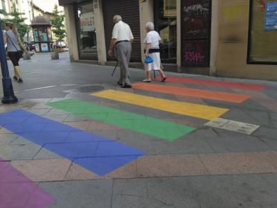 Un paso de cebra y un banco arcoíris para celebrar el orgullo gay