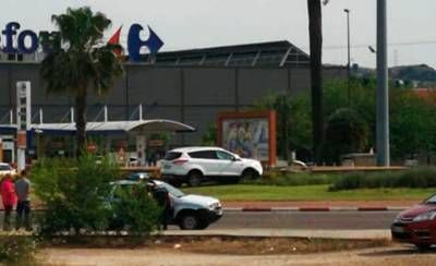 Un vehículo se sube a la rotonda junto al Centro Comercial