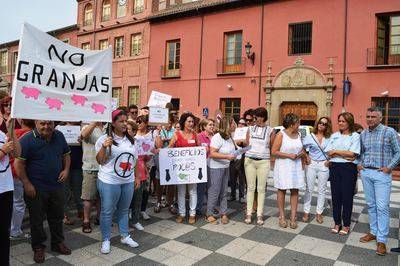 Gamonal presenta 2.355 firmas y 7 alegaciones para impedir la instalación de granjas porcinas