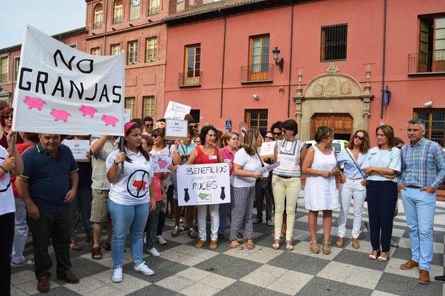 Gamonal presenta 2.355 firmas y 7 alegaciones para impedir la instalación de granjas porcinas