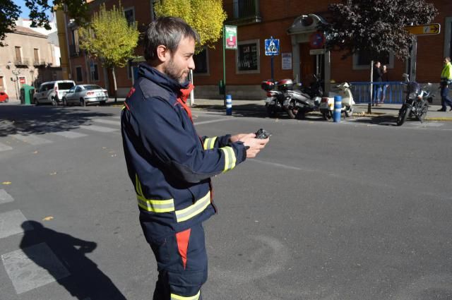 Bombero de Talavera realizando la medición ambiental