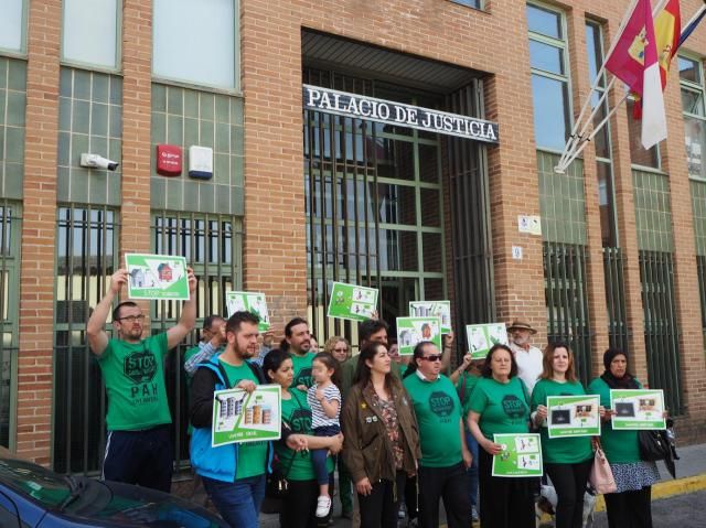 Imagen de la protesta ante los Juzgados