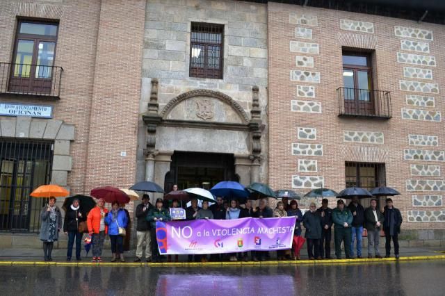 La Corporación Municipal guarda un minuto de silencio por las dos mujeres víctimas de violencia de género del mes de febrero