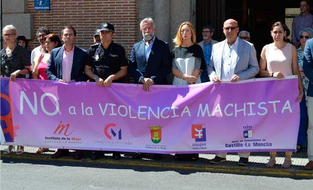 Minuto de silencio por las víctimas de violencia de género en el mes de junio