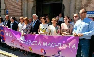 Talavera guarda un minuto de silencio por las víctimas de violencia de género