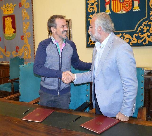 Firma de un convenio de colaboración con el representante de la empresa Iniciativas RFE