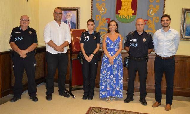 María Rodríguez, Jonatan Bermejo y Santiago Serrano junto a los agentes locales