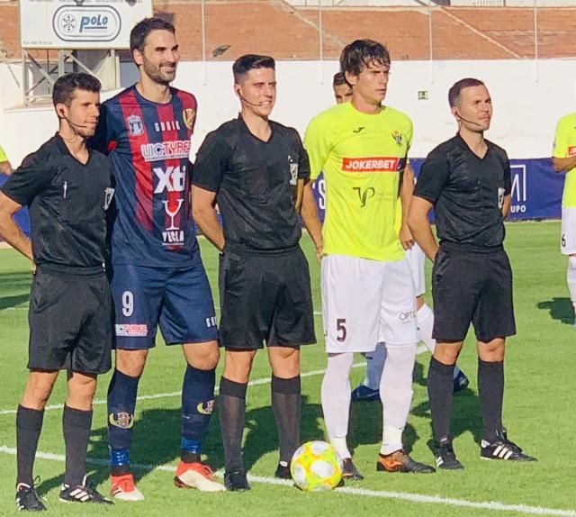 Protocolaria foto con colegiados y capitanes.