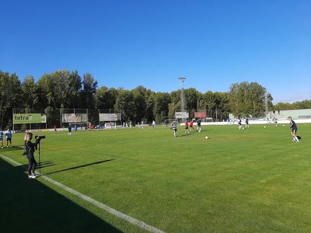 Los talaveranos calentando antes del comienzo del partido de Burgos