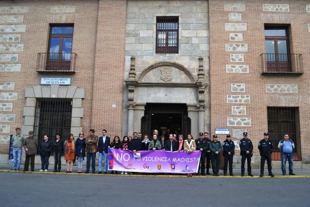 Talavera guarda un minuto de silencio por las 6 mujeres asesinadas en abril