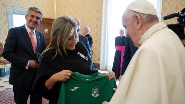 Milagros Tolón entrega la camiseta al Papa Francisco