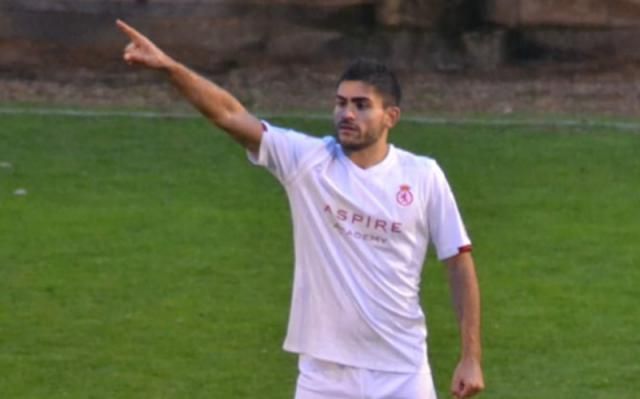 El joven jugador con el escudo de la CyD Leonesa