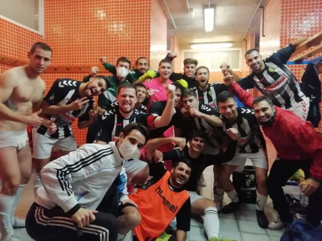 Los cebollanos celebran la victoria en el vestuario del Zarra