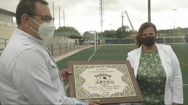 Tita entrega la placa que se pone hoy en juego a Javier Torija