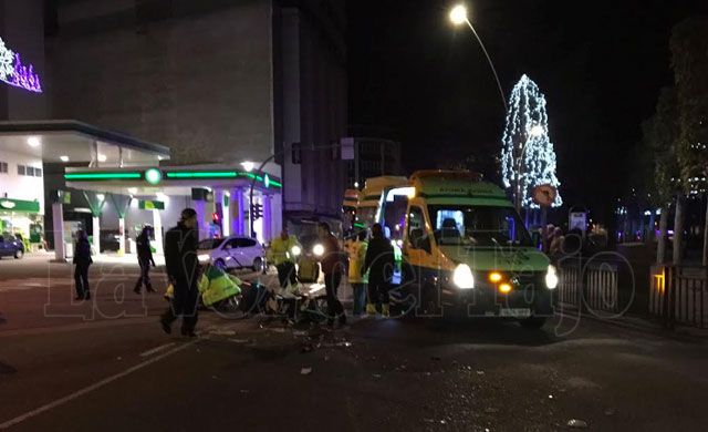 Impresionante colisión de un coche con una moto en el centro de Talavera