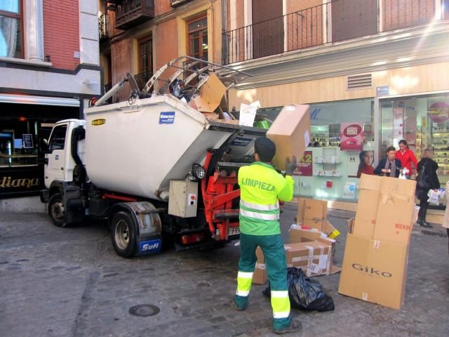 Vecinos del Casco de Toledo reclaman a Tolón poder reciclar mientras la licitación de recogida de basura sigue atascada