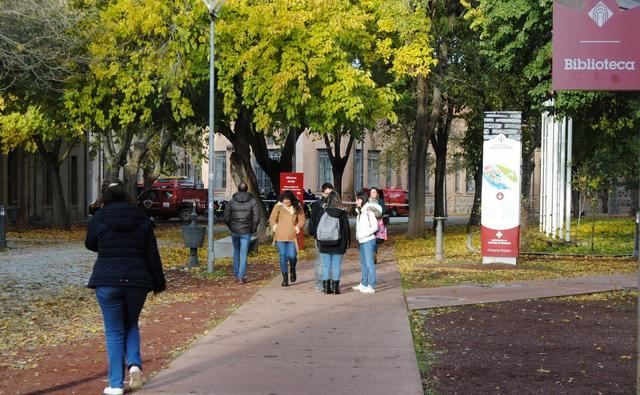 CLM recupera las becas de excelencia académica para universitarios