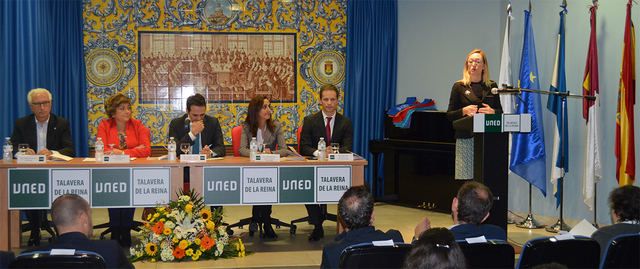 Sesenta alumnos del Centro UNED Talavera reciben la banda de graduación