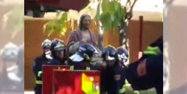 Los bomberos logran sacar la imagen del Corazón de Jesús de la iglesia derruída en Talavera (VIDEO)