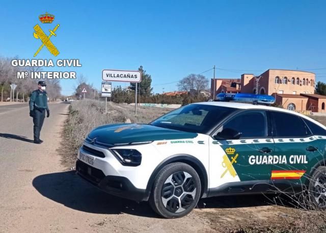 Un hombre utiliza un tractor para entrar a robar a casa de su amigo