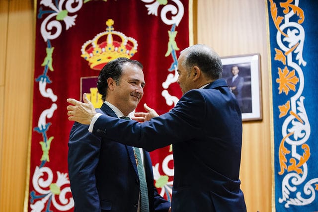 David Moreno (Vox) (i), y José Julián Gregorio (PP) (d), en la sesión de constitución