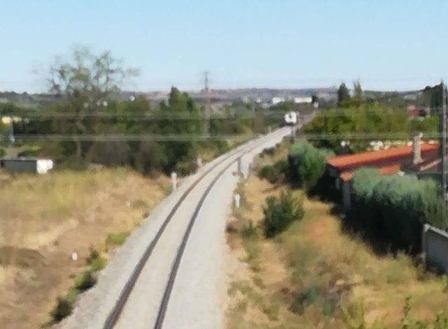 Se encontraba jugando con unos amigos en las vías ubicadas junto a la urbanización