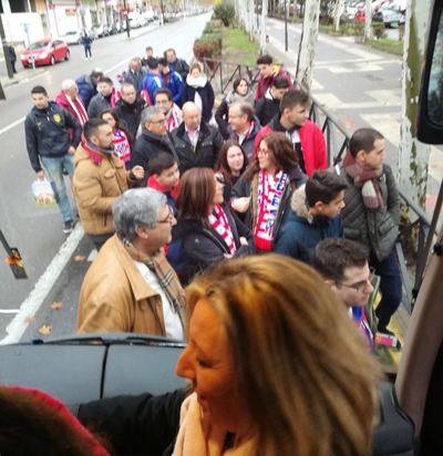 La peña talaverana del Atlético de Madrid anima a su equipo en el Wanda Metropolitano