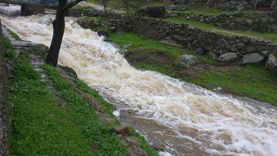 El agua vuelve a llenar y a desbordar a algunos ríos y arroyos de la comarca