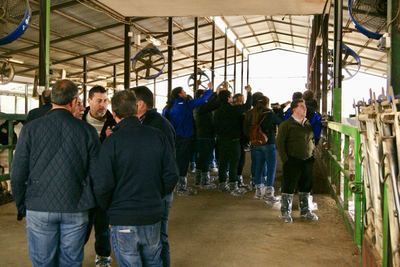 120 ganaderos y productores de leche se reúnen en Talavera la Nueva