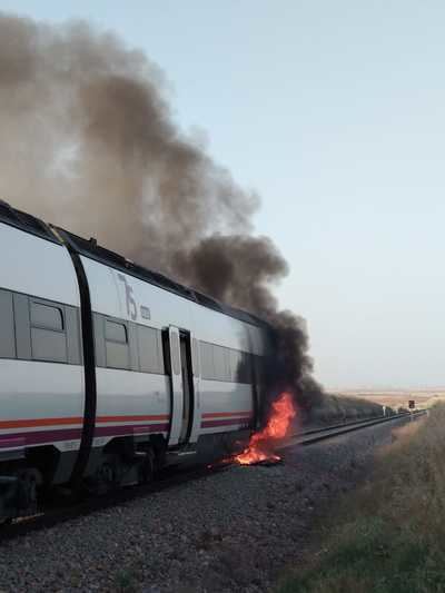 Un tren con dirección a Madrid sale ardiendo durante su recorrido