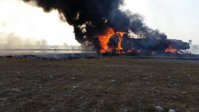 Arde un camión cargado de pacas en la carretera de Alcaudete de la Jara