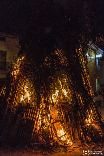 El tradicional encendido y quema de los Chozos de El Puente del Arzobispo ilumina el pueblo