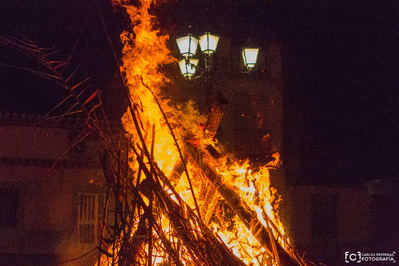 Así se quemaron los tradicionales Chozos de El Puente del Arzobispo. Este año fueron 115