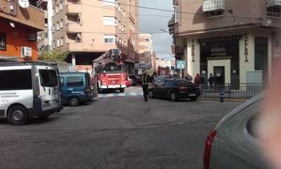 Los bomberos de Talavera rescatan a una mujer en la calle Santos Mártires