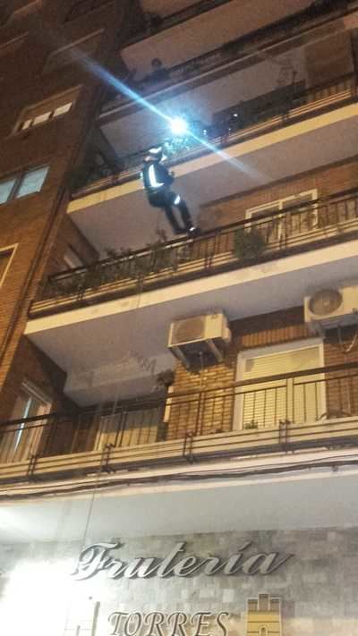 Los bomberos rescatan a una mujer en su edificio de la plaza Cardenal Loaisa